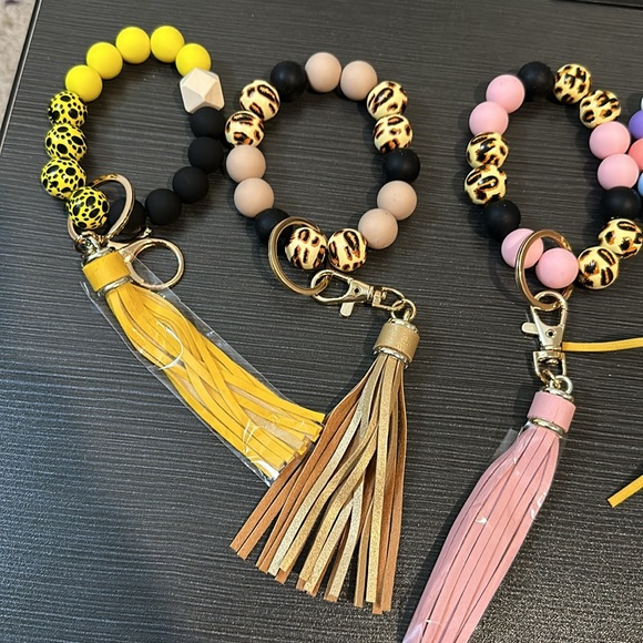 Total of 7 New Silicone bracelets with keychain - Picture 5 of 6